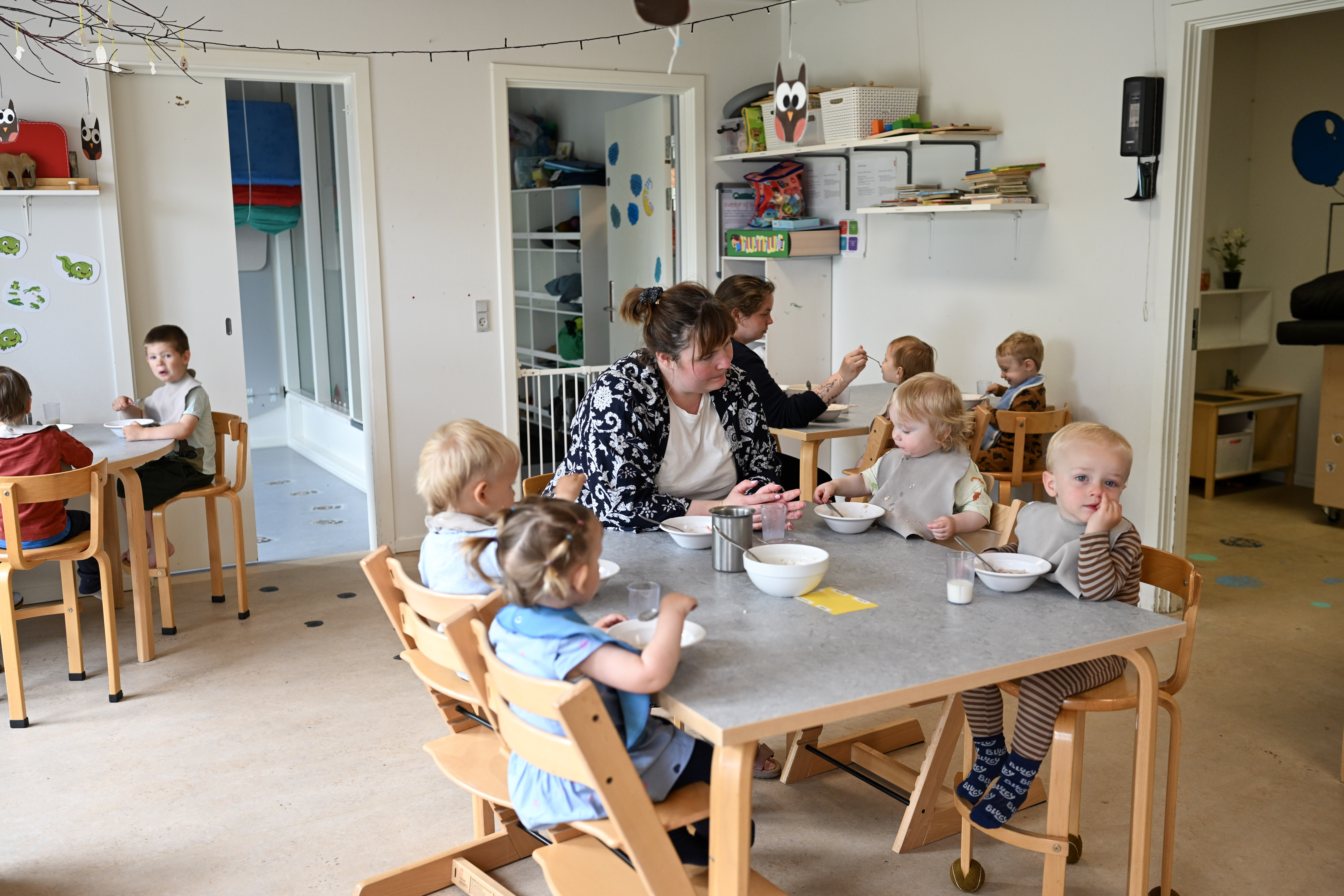 Voksne og børn spiser
