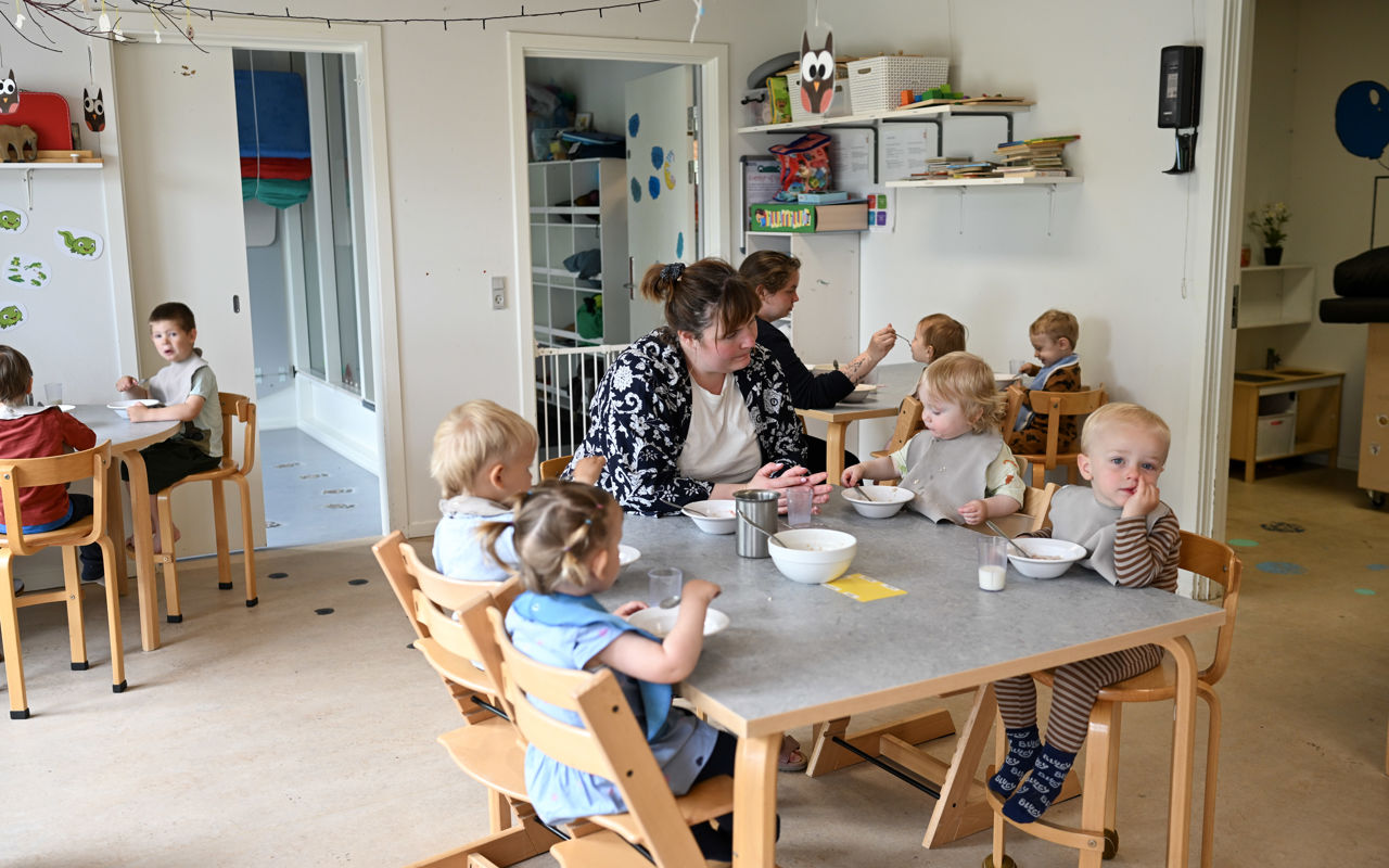 Voksne og børn spiser