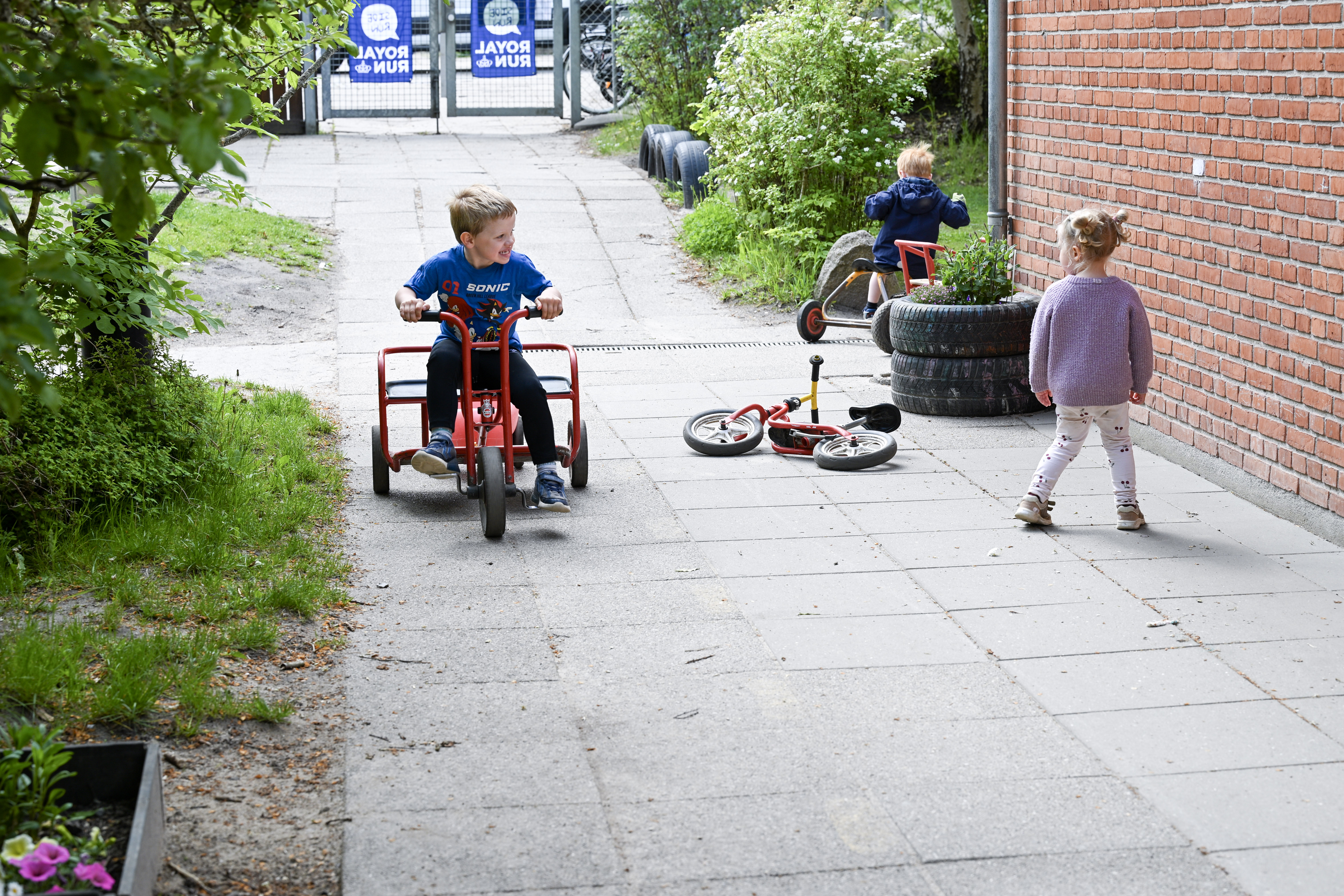 Børn på og ved køretøjer